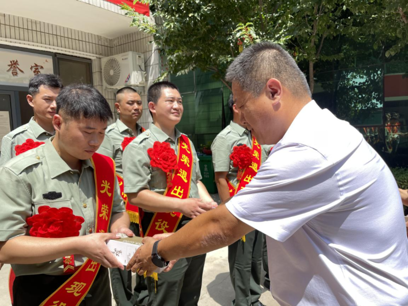 石家庄市无极县举行符合政府安排工作的退役士兵返乡欢迎仪式