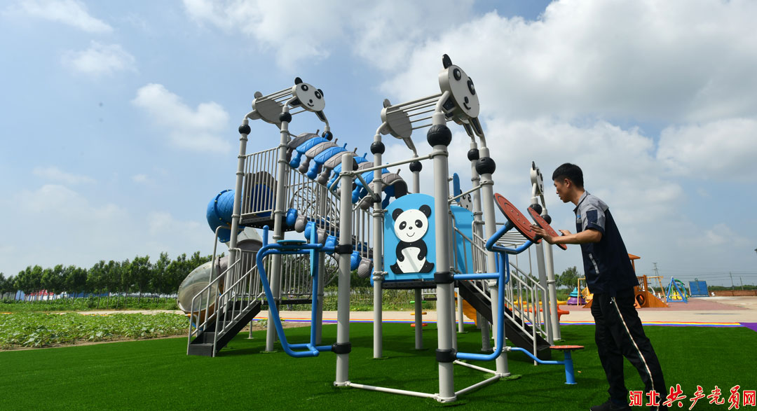沧州市益奥特体育装备有限公司技术人员正在测试新组装的户外儿童设施2